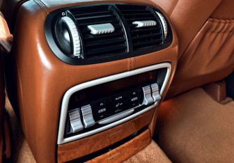 Подержанный автомобиль Porsche Cayenne 2007 года (25 фото)