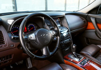 Подержанный автомобиль Infiniti FX 2010 года (15 фото)