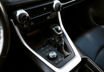 Подержанный автомобиль Toyota RAV4 2022 года (9 фото)