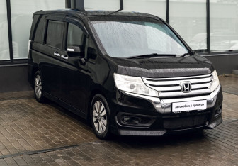 Подержанный автомобиль Honda Stepwgn 2014 года (7 фото)