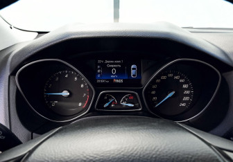 Подержанный автомобиль Ford Focus Hatchback 2013 года (9 фото)