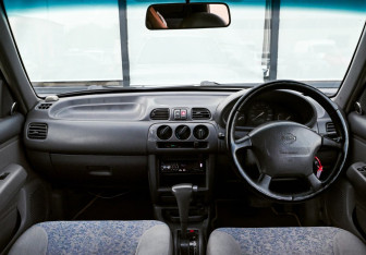 Подержанный автомобиль Nissan March Hatchback 1998 года (16 фото)