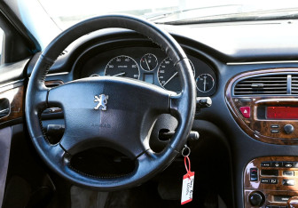 Подержанный автомобиль Peugeot 607 2000 года (17 фото)