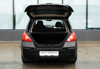 Подержанный автомобиль Nissan Tiida Hatchback 2011 года (20 фото)