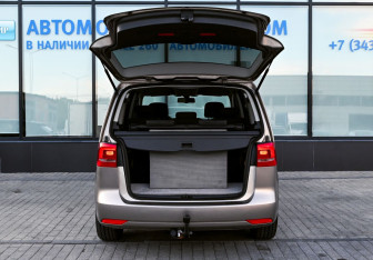 Подержанный автомобиль Volkswagen Touran 2012 года (19 фото)
