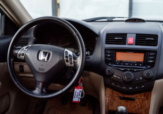 Подержанный автомобиль Honda Accord Sedan 2003 года (11 фото)