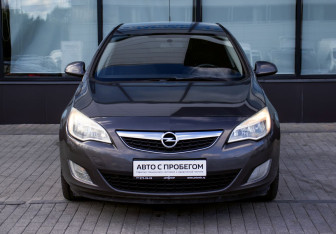 Подержанный автомобиль Opel Astra Hatchback 2011 года (8 фото)