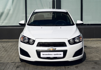 Подержанный автомобиль Chevrolet Aveo Sedan 2015 года (8 фото)