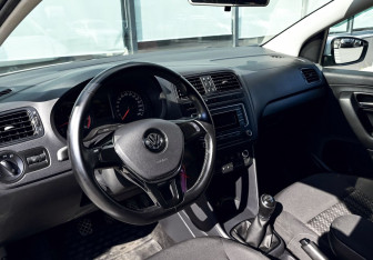 Подержанный автомобиль Volkswagen Polo Sedan 2016 года (13 фото)
