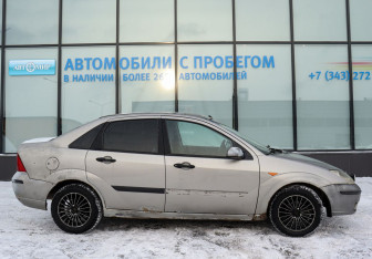 Подержанный автомобиль Ford Focus Sedan 2003 года (6 фото)