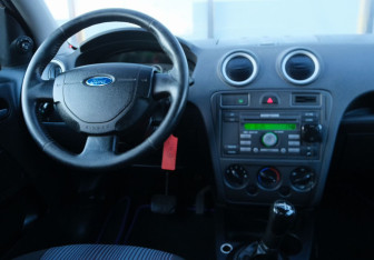 Подержанный автомобиль Ford Fusion 2006 года (10 фото)