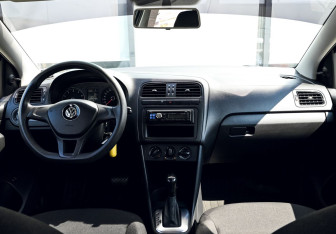 Подержанный автомобиль Volkswagen Polo Sedan 2016 года (16 фото)