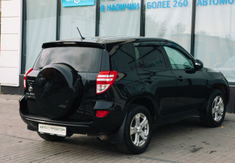 Подержанный автомобиль Toyota RAV4 2010 года (5 фото)
