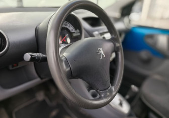 Подержанный автомобиль Peugeot 107 2009 года (11 фото)