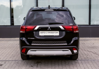 Подержанный автомобиль Mitsubishi Outlander 2021 года (4 фото)