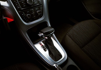 Подержанный автомобиль Opel Astra Sedan 2014 года (10 фото)