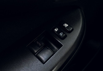 Подержанный автомобиль Toyota Corolla Sedan 2010 года (13 фото)
