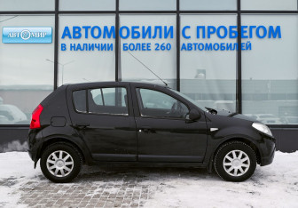 Подержанный автомобиль Renault Sandero 2013 года (6 фото)