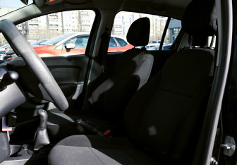 Подержанный автомобиль Renault Sandero 2015 года (16 фото)