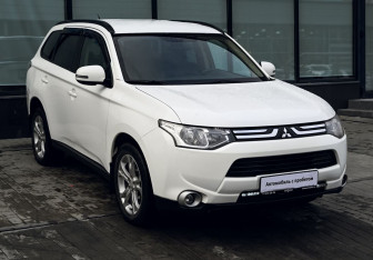 Подержанный автомобиль Mitsubishi Outlander 2012 года (7 фото)