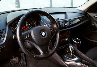 Подержанный автомобиль BMW X1 2012 года (15 фото)