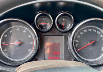 Подержанный автомобиль Opel Astra Hatchback 2011 года (15 фото)