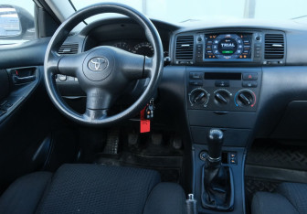 Подержанный автомобиль Toyota Corolla Sedan 2005 года (10 фото)