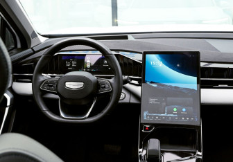 Подержанный автомобиль Geely Atlas 2024 года (20 фото)