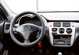 Подержанный автомобиль Honda HR-V 2002 года (17 фото)