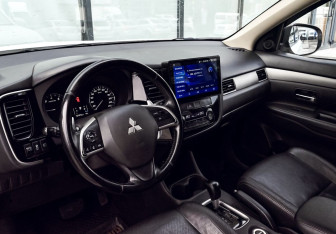 Подержанный автомобиль Mitsubishi Outlander 2012 года (15 фото)