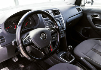 Подержанный автомобиль Volkswagen Polo Sedan 2016 года (15 фото)