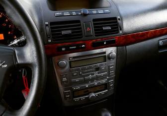 Подержанный автомобиль Toyota Avensis Liftback 2005 года (11 фото)