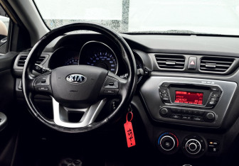 Подержанный автомобиль Kia Rio Hatchback 2014 года (19 фото)