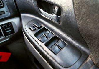 Подержанный автомобиль Toyota Opa 2001 года (12 фото)