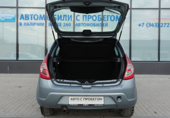 Подержанный автомобиль Renault Sandero 2010 года (17 фото)