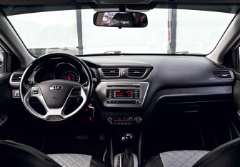 Подержанный автомобиль Kia Rio Sedan 2016 года (18 фото)