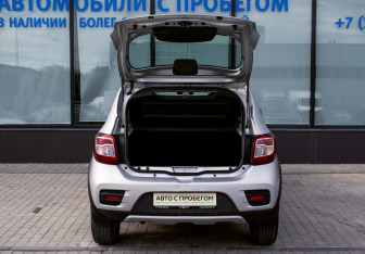 Подержанный автомобиль Renault Sandero 2017 года (20 фото)