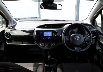 Подержанный автомобиль Toyota Vitz 2019 года (18 фото)