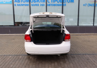 Подержанный автомобиль Volkswagen Polo Sedan 2013 года (14 фото)