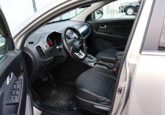 Подержанный автомобиль Kia Sportage 2010 года (9 фото)