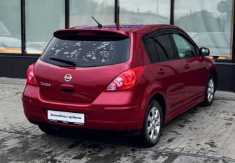 Подержанный автомобиль Nissan Tiida Hatchback 2012 года (5 фото)