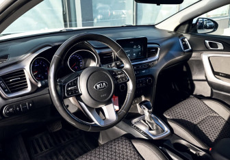 Подержанный автомобиль Kia Ceed Hatchback 2019 года (13 фото)