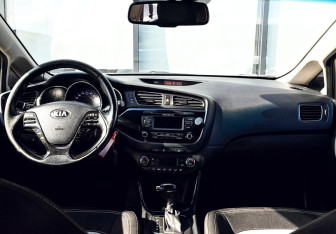 Подержанный автомобиль Kia Ceed Hatchback 2014 года (17 фото)