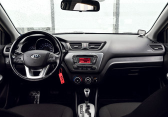 Подержанный автомобиль Kia Rio Hatchback 2014 года (18 фото)