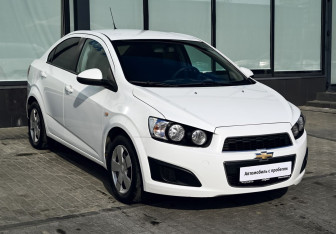 Подержанный автомобиль Chevrolet Aveo Sedan 2015 года (7 фото)