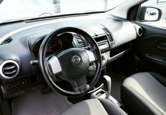 Подержанный автомобиль Nissan Note 2011 года (13 фото)
