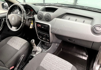Подержанный автомобиль Renault Duster 2013 года (10 фото)