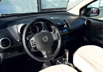 Подержанный автомобиль Nissan Note 2006 года (13 фото)