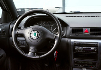 Подержанный автомобиль Skoda Octavia Liftback 2006 года (17 фото)
