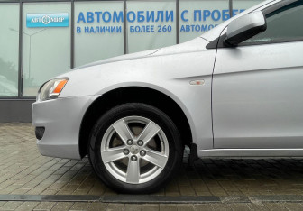 Подержанный автомобиль Mitsubishi Lancer Sedan 2010 года (18 фото)